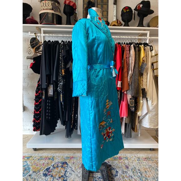 Vintage 1940s quilted Japanese robe, turquoise embroidered satin, 40s loungewear - Picture 7 of 10